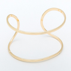 WIRE OUTLINE BANGLE IN GOLD; OPEN